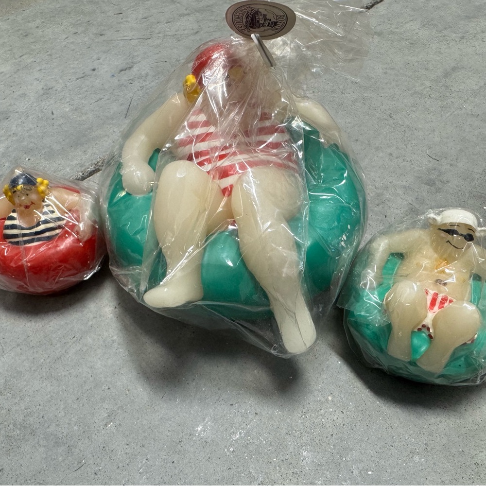 Boston warehouse Set of Three Floating Pool Figurines candles
